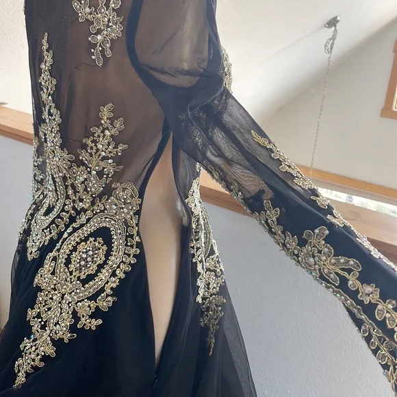 Gorgeous Black Dress 🖤 - Picture 8 of 10